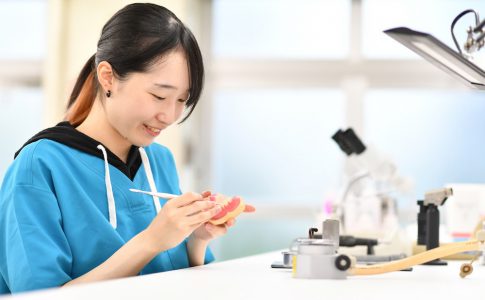 デジタル革命によって現場の負担感が軽減！ 理想のキャリアを実現できる歯科技工士の魅力